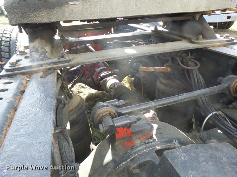 image for item K5519 2000 Volvo VNL semi truck