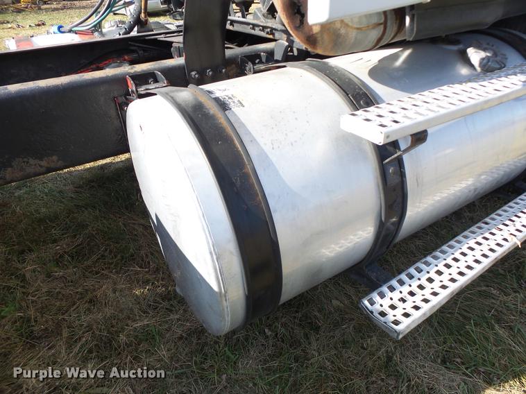 image for item K5519 2000 Volvo VNL semi truck