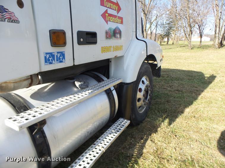 image for item K5519 2000 Volvo VNL semi truck