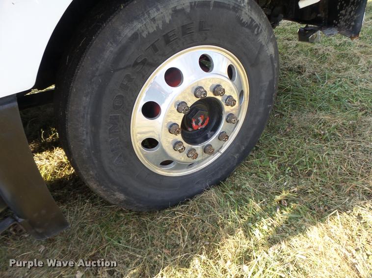 image for item K5519 2000 Volvo VNL semi truck