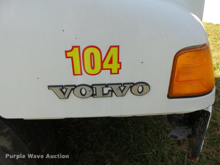 image for item K5519 2000 Volvo VNL semi truck