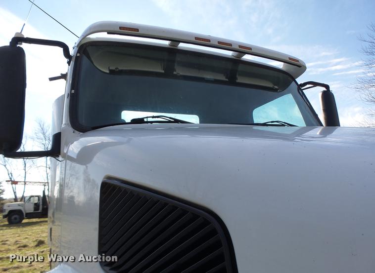 image for item K5519 2000 Volvo VNL semi truck