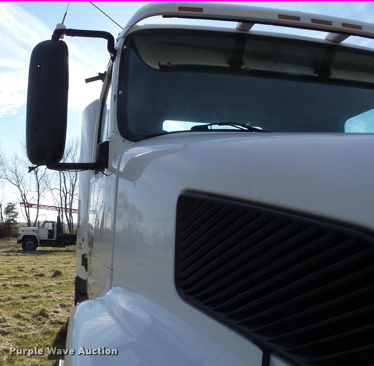 image for item K5519 2000 Volvo VNL semi truck