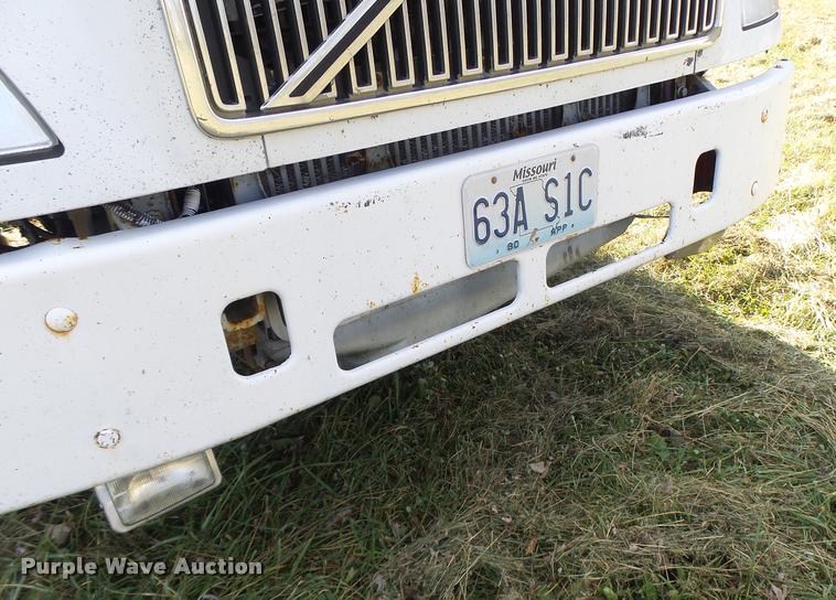 image for item K5519 2000 Volvo VNL semi truck