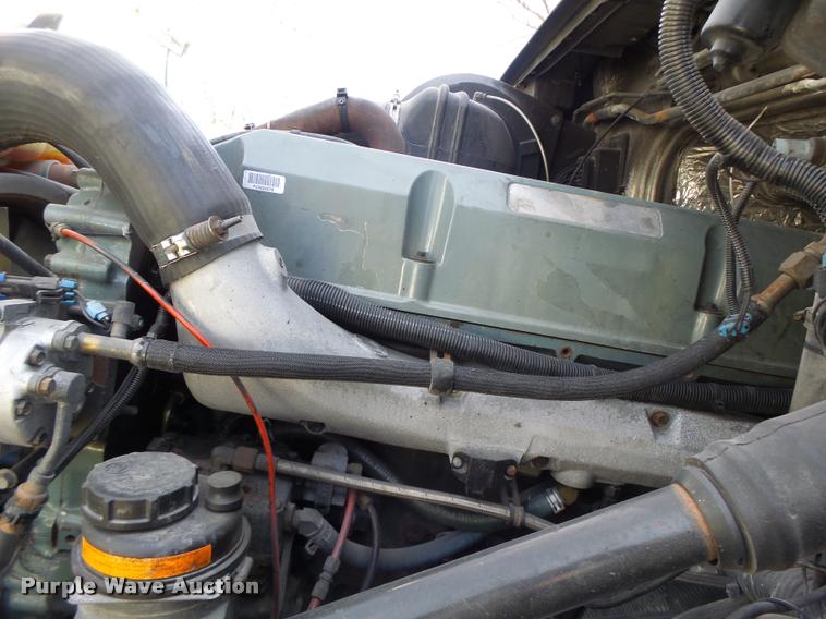 image for item K5519 2000 Volvo VNL semi truck