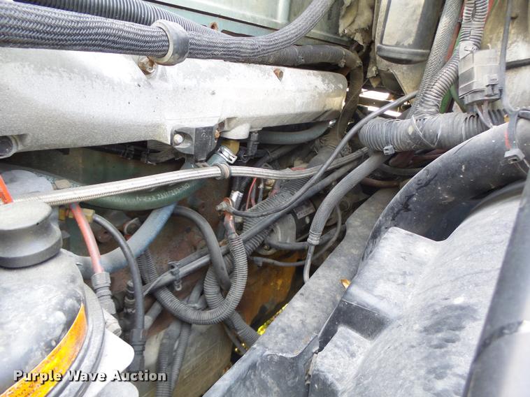 image for item K5519 2000 Volvo VNL semi truck