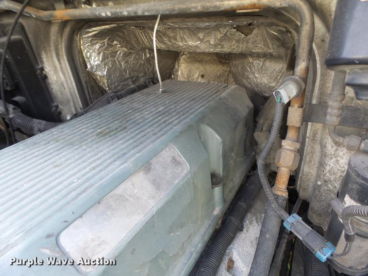 image for item K5519 2000 Volvo VNL semi truck