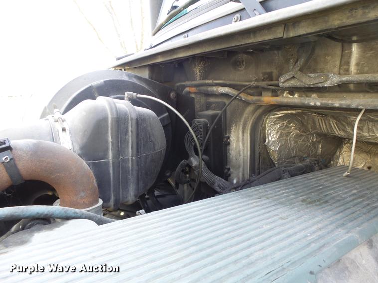 image for item K5519 2000 Volvo VNL semi truck