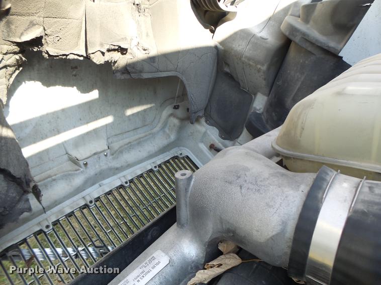 image for item K5519 2000 Volvo VNL semi truck