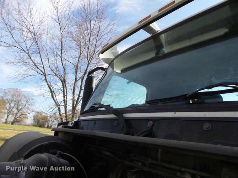 image for item K5519 2000 Volvo VNL semi truck