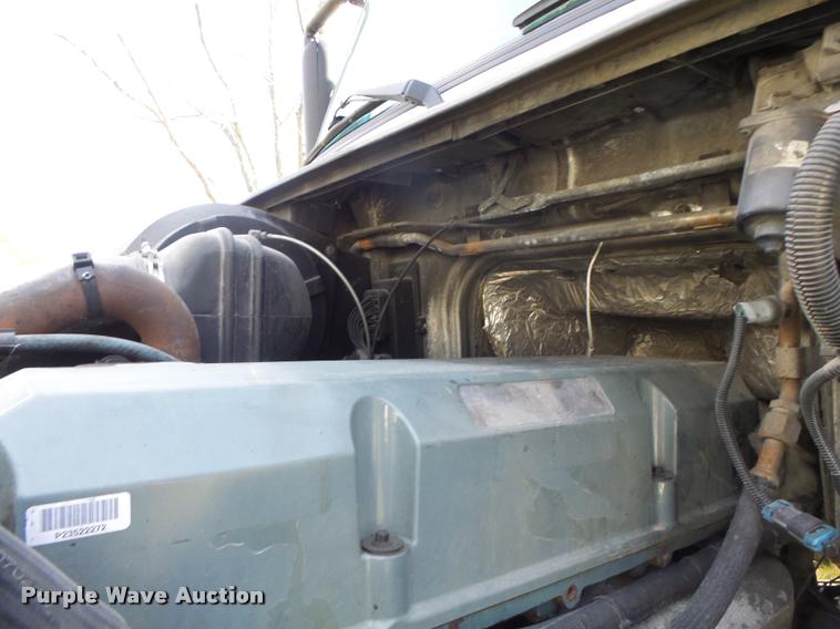 image for item K5519 2000 Volvo VNL semi truck