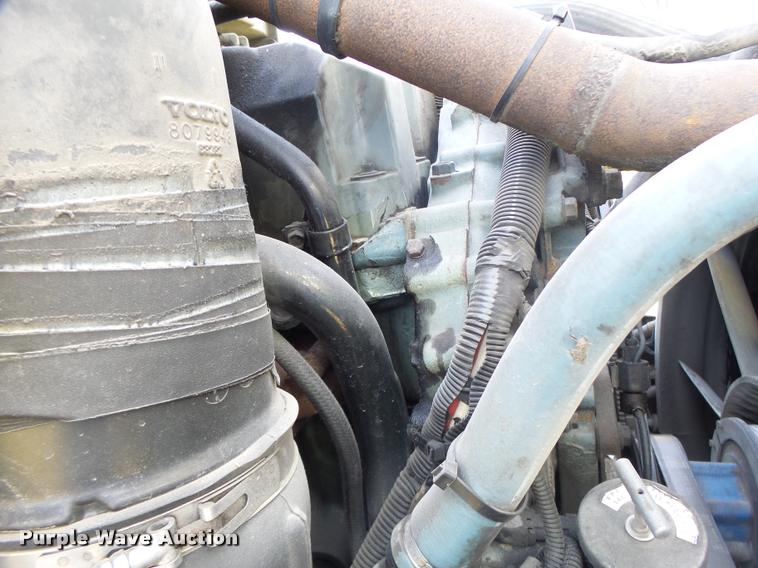 image for item K5519 2000 Volvo VNL semi truck