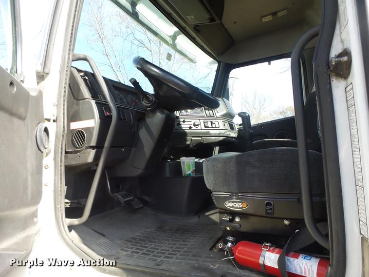 image for item K5519 2000 Volvo VNL semi truck