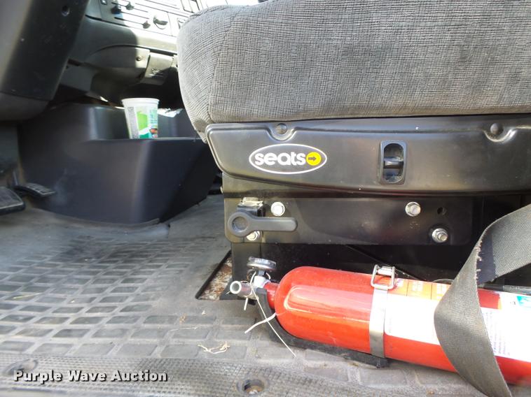 image for item K5519 2000 Volvo VNL semi truck