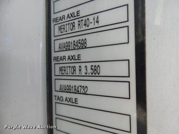 image for item K5519 2000 Volvo VNL semi truck