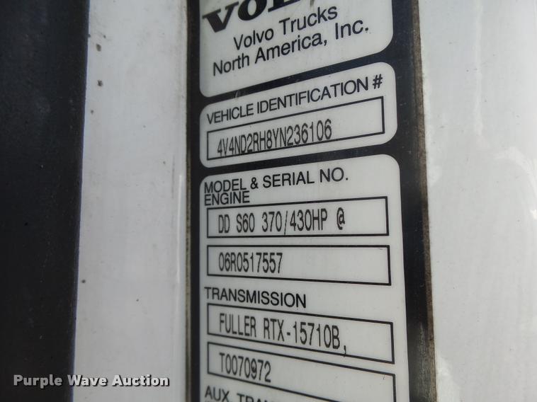 image for item K5519 2000 Volvo VNL semi truck