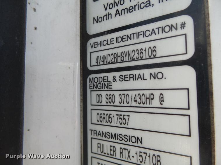 image for item K5519 2000 Volvo VNL semi truck