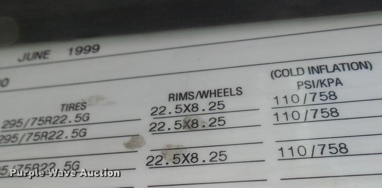 image for item K5519 2000 Volvo VNL semi truck