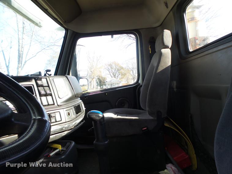 image for item K5519 2000 Volvo VNL semi truck