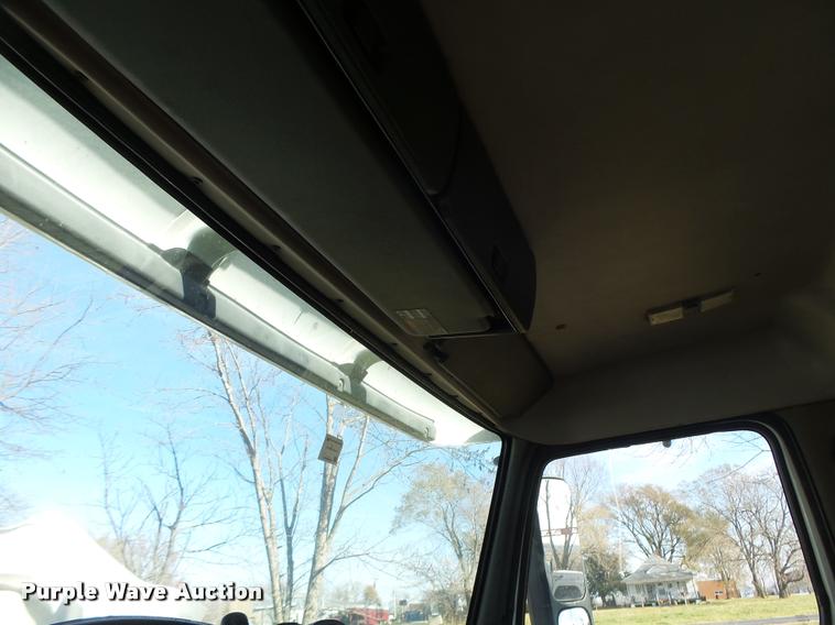 image for item K5519 2000 Volvo VNL semi truck