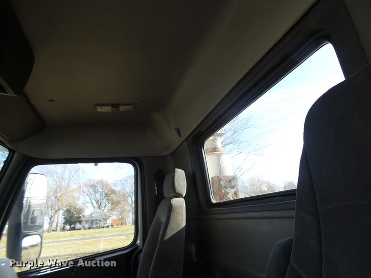 image for item K5519 2000 Volvo VNL semi truck