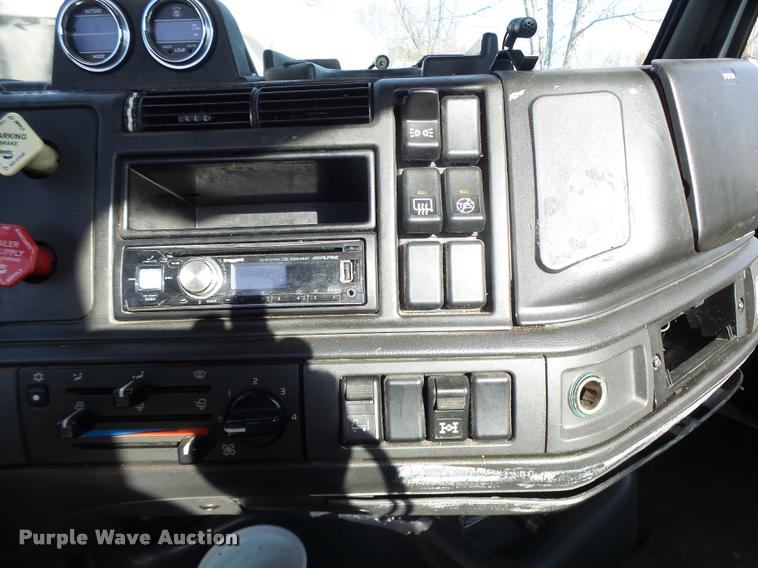 image for item K5519 2000 Volvo VNL semi truck