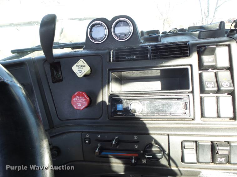 image for item K5519 2000 Volvo VNL semi truck