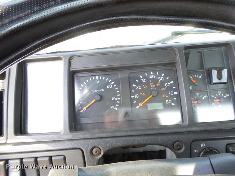 image for item K5519 2000 Volvo VNL semi truck