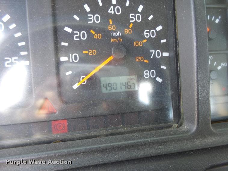 image for item K5519 2000 Volvo VNL semi truck