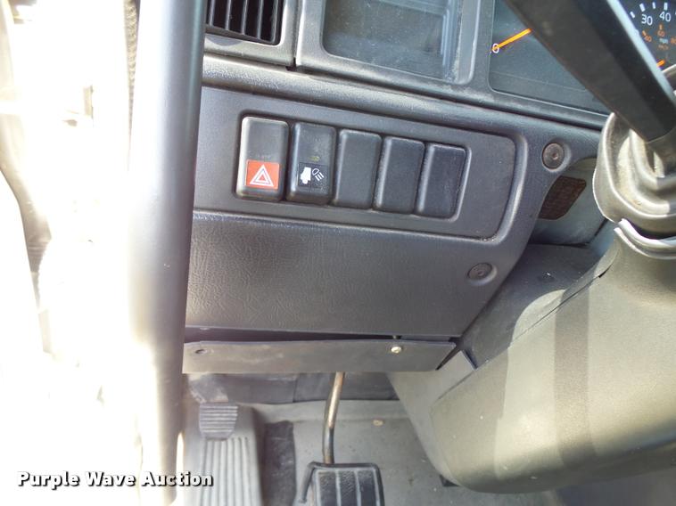 image for item K5519 2000 Volvo VNL semi truck