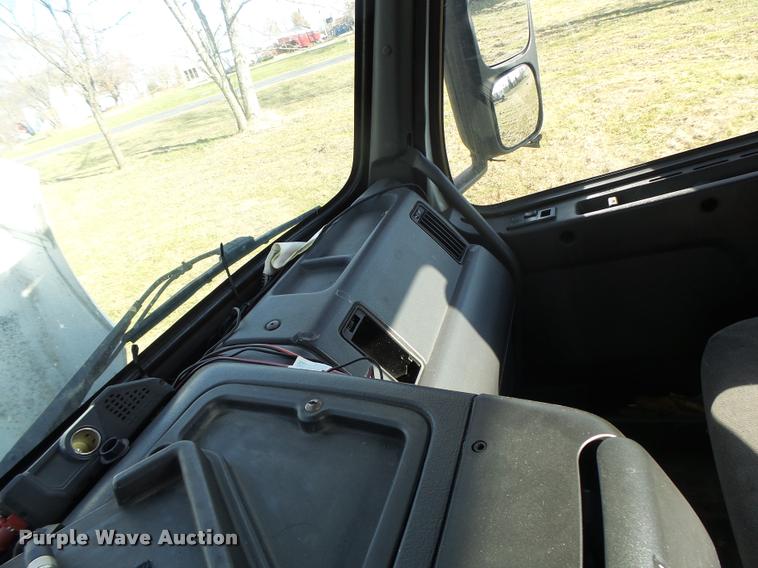 image for item K5519 2000 Volvo VNL semi truck