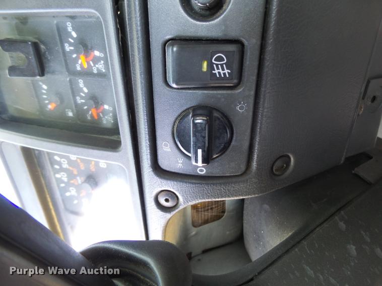 image for item K5519 2000 Volvo VNL semi truck