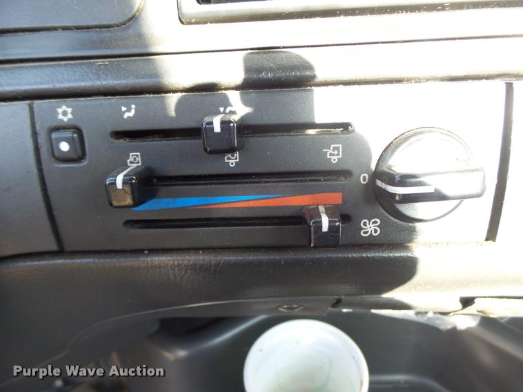 image for item K5519 2000 Volvo VNL semi truck