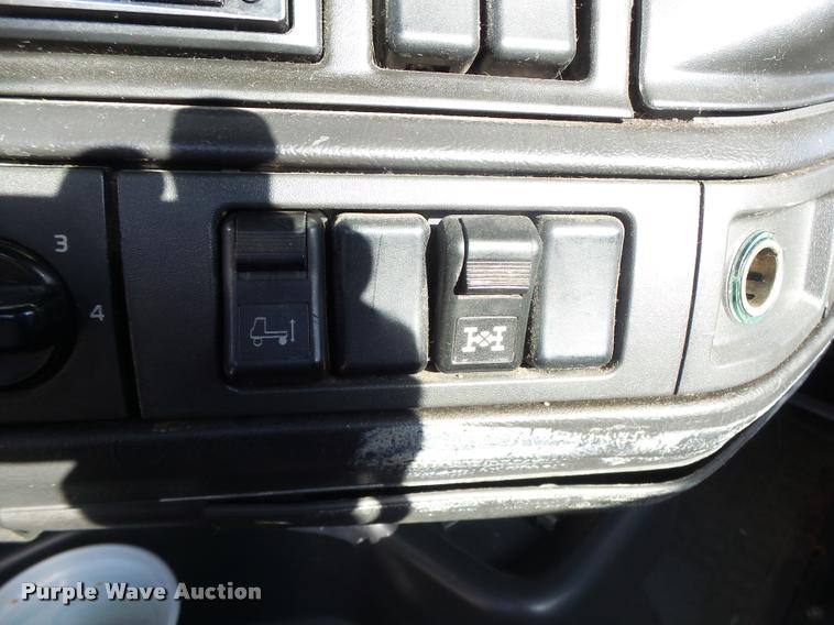 image for item K5519 2000 Volvo VNL semi truck