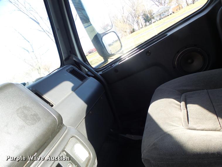 image for item K5519 2000 Volvo VNL semi truck