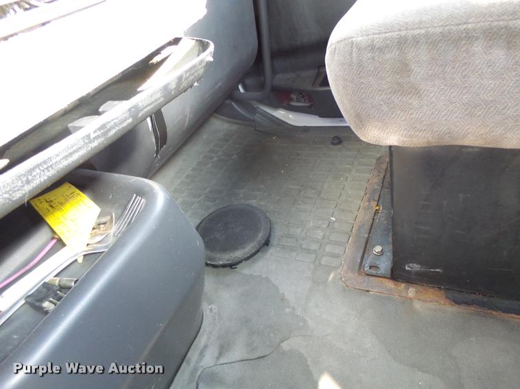 image for item K5519 2000 Volvo VNL semi truck