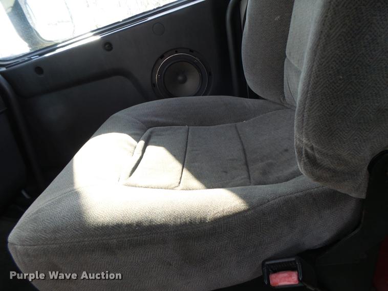 image for item K5519 2000 Volvo VNL semi truck