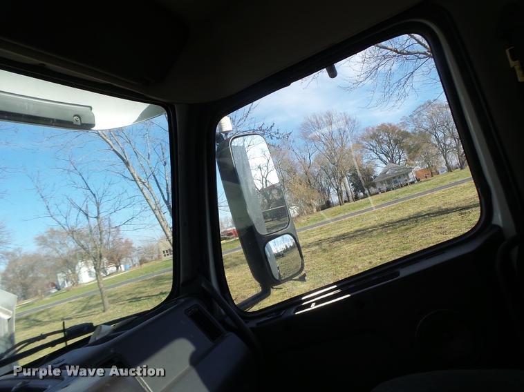 image for item K5519 2000 Volvo VNL semi truck