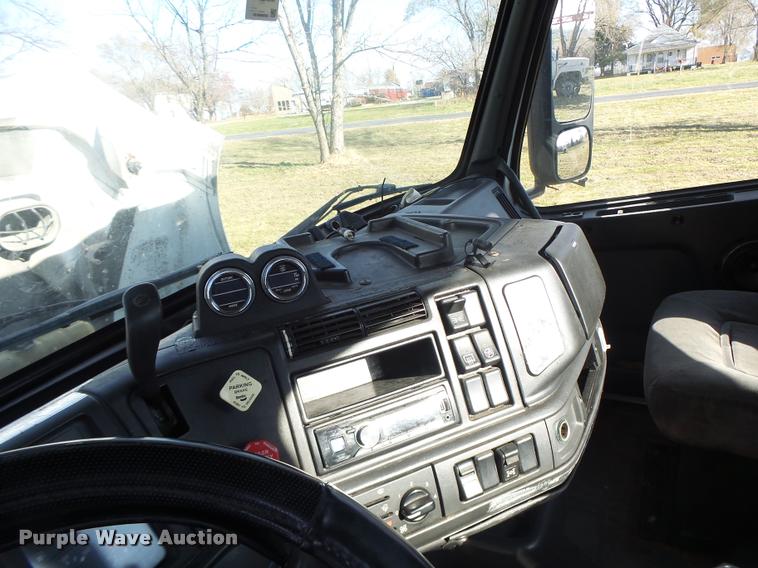 image for item K5519 2000 Volvo VNL semi truck