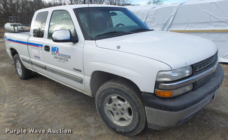 image for item K5538 2000 Chevrolet Silverado 1500 Ext. Cab pickup truck