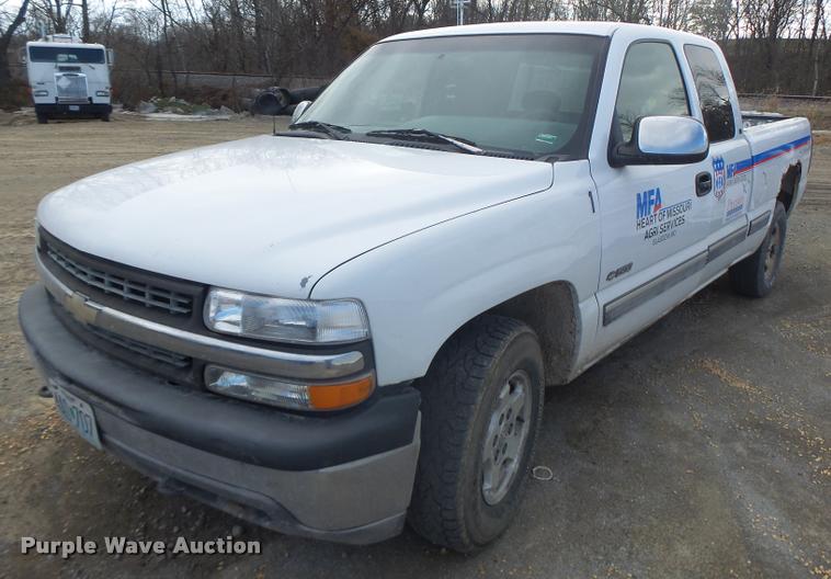 image for item K5538 2000 Chevrolet Silverado 1500 Ext. Cab pickup truck