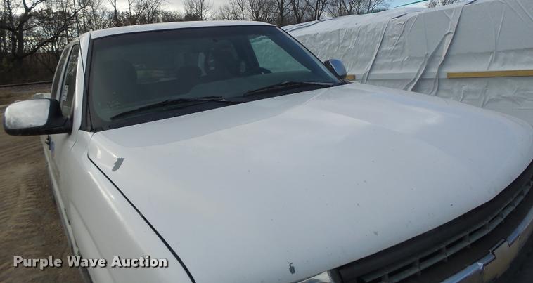 image for item K5538 2000 Chevrolet Silverado 1500 Ext. Cab pickup truck