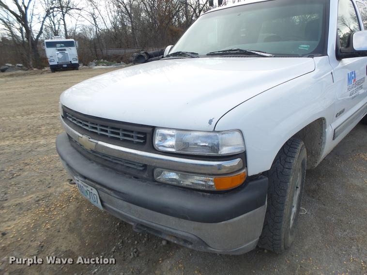 image for item K5538 2000 Chevrolet Silverado 1500 Ext. Cab pickup truck