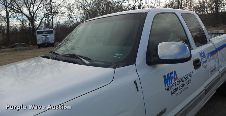 image for item K5538 2000 Chevrolet Silverado 1500 Ext. Cab pickup truck