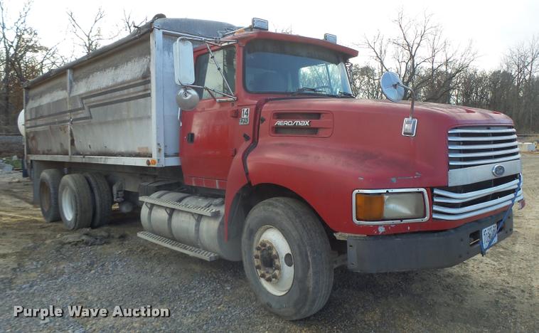 image for item K5539 1995 Ford LTL9000 dump truck