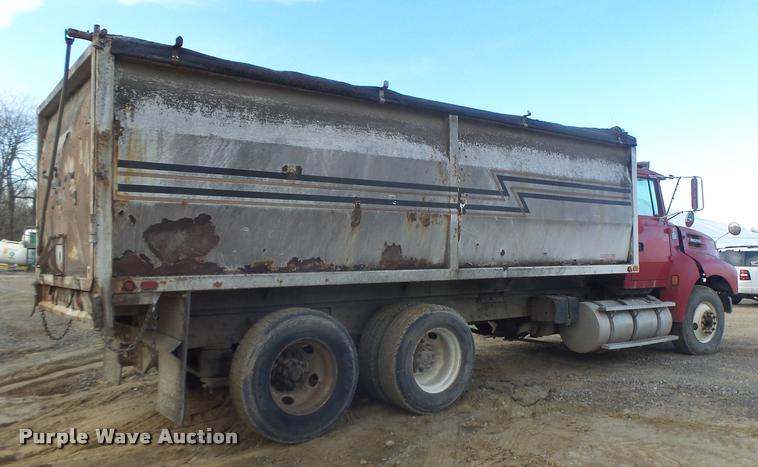 image for item K5539 1995 Ford LTL9000 dump truck