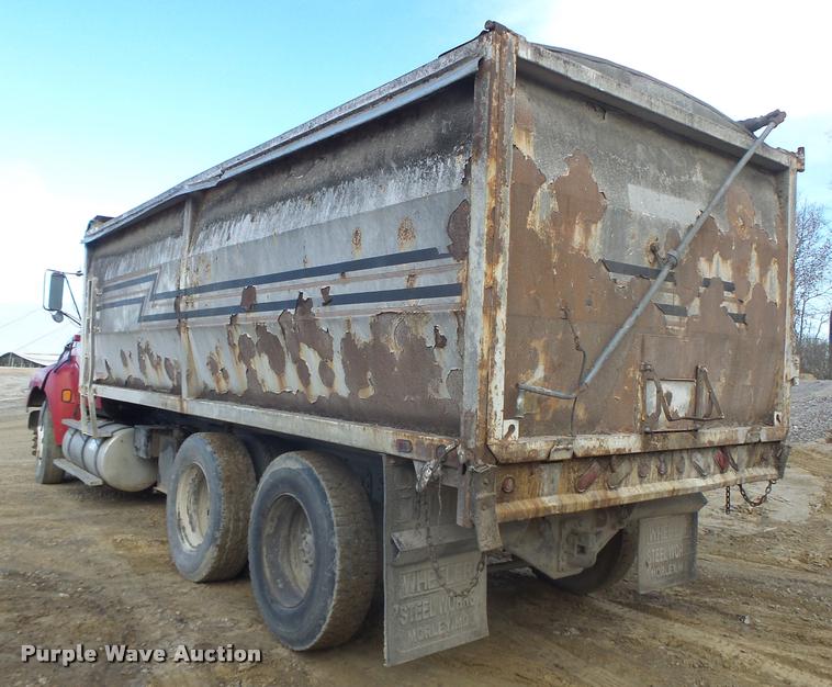 image for item K5539 1995 Ford LTL9000 dump truck