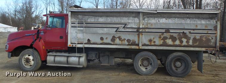 image for item K5539 1995 Ford LTL9000 dump truck