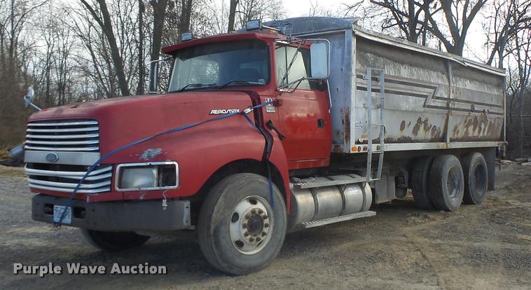 image for item K5539 1995 Ford LTL9000 dump truck