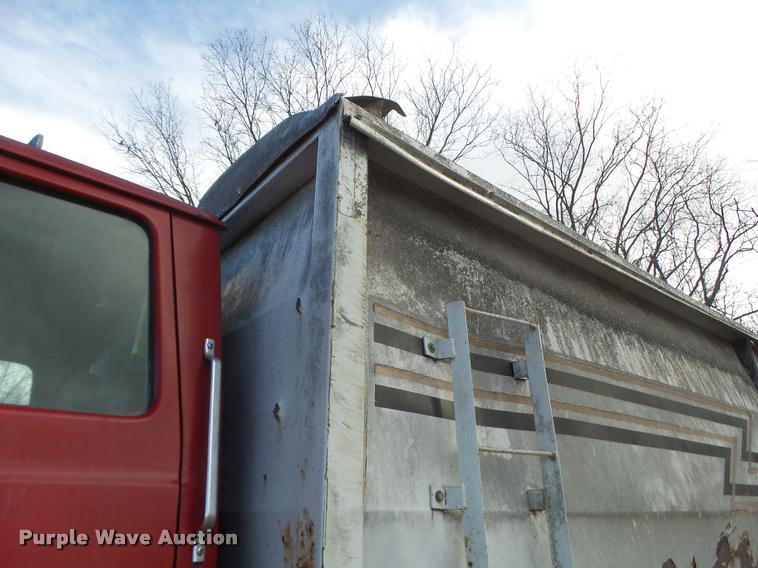 image for item K5539 1995 Ford LTL9000 dump truck